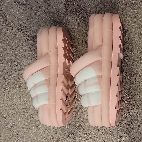 Ugg pink slipper - Picture 3 of 7